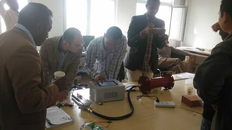 技術(shù)人員在旁監(jiān)督測試