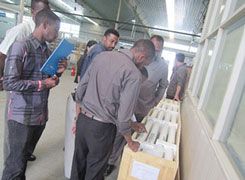 首批153座油站的液位儀產(chǎn)品日前經(jīng)過四天的檢驗和測試，全部合格通過蘇丹國家石油部項目組驗收！